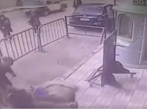 Heroik! Saat Polisi Sigap Tangkap Bocah yang Jatuh dari Lantai 3