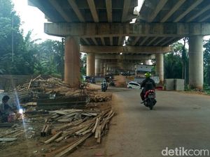 Hati-hati Melintas Jalan Bango, Ada Material Konstruksi Berserakan
