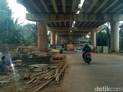 Hati-hati Melintas Jalan Bango, Ada Material Konstruksi Berserakan