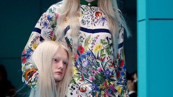 Hiii.. Model Tenteng Kepala Manusia di Fashion Show Gucci