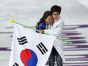 Respect! Momen Juara Ice Skating Hibur Rival yang Menangis karena Kalah