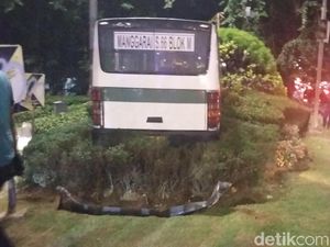 Hilang Kendali, Kopaja Terobos Taman Latuharhary Menteng Hilang Kendali, Kopaja Terobos Taman Latuharhary Menteng