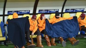 Foto: AS Roma Kedinginan, Pulang dengan Kekalahan