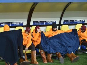 Foto: AS Roma Kedinginan, Pulang dengan Kekalahan