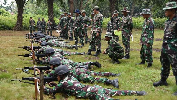 Mengintip Prajurit Lantamal Latihan Menembak