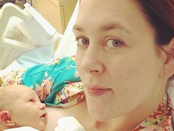 Penyiar Radio Amerika Ini Melahirkan Saat Siaran Langsung