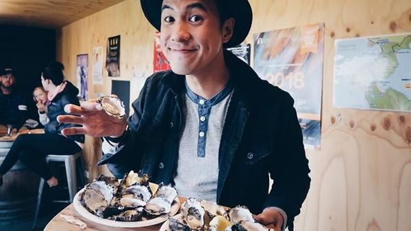 Intip Seru dan Kerennya Daniel Mananta Berpose Bareng Makanan