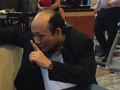 Senyum Novel Baswedan Sebelum Terbang Kembali ke Jakarta