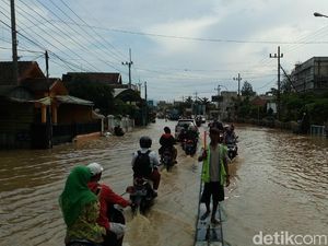 Jalur Nasional Jombang Terendam Banjir, Fasilitas Umum Lumpuh