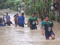 Banjir Sepinggang Orang Dewasa, Sebagian Warga Bojonegoro Mengungsi