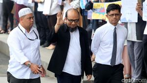 Foto: Tiba di Gedung KPK, Novel Lambaikan Tangan