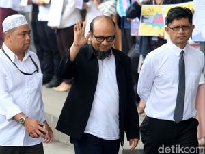 Foto: Tiba di Gedung KPK, Novel Lambaikan Tangan