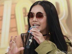 Denada Tak Izinkan Anak Punya Media Sosial