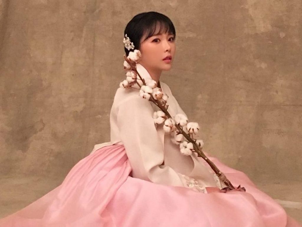 Netizen Dihebohkan dengan Wajah Penyanyi Hong Jinyoung Sebelum Oplas