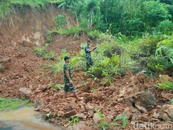 Jalur Utama Antar Kecamatan Trenggalek Longsor di Dua Titik