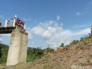 Jembatan Putus, Warga Seberangi Sungai dan Turun Pakai Tambang