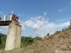 Jembatan Putus, Warga Seberangi Sungai dan Turun Pakai Tambang