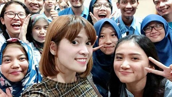 Chika Jessica Nongkrong di Kantor Pajak Cicadas