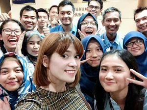 Chika Jessica Nongkrong di Kantor Pajak Cicadas