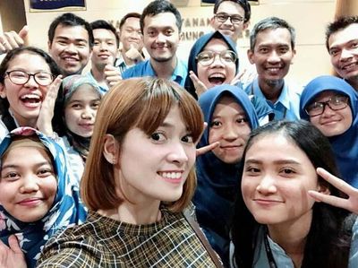 Chika Jessica Nongkrong di Kantor Pajak Cicadas