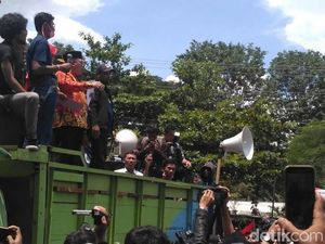 Temui Massa Anti PT RUM, Bupati Sukoharjo Dilempari Botol Minuman Temui Massa Anti PT RUM, Bupati Sukoharjo Dilempari Botol Minuman