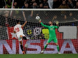 Foto dari sisi lapangan yang berbeda menunjukkan kalau peluang Muriel mencetak gol sebenarnya sangat besar. Tandukan yang dia lepaskan pun bertenaga (REUTERS/Jon Nazca)