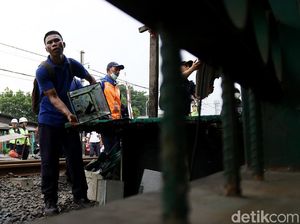 Penertiban Bangunan Liar di Stasiun Duri Penertiban Bangunan Liar di Stasiun Duri