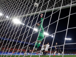 Sebelum babak pertama tuntas, De Gea kembali membuat Sevilla frustrasi dengan penyelamatan yang dia lakukan. De Gea menepis tendangan akrobatik Steven NZonzi ke atas mistar gawang dan menangkis tandukan Muriel dari jarak dekat. (REUTERS/Juan Medina)