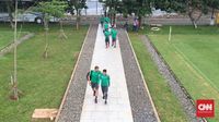 Egy Maulana dan Ilija Spasojevic berbincang saat tiba di tempat latihan Timnas Indonesia U-23.