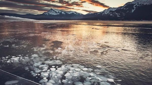 Foto: Danau Membeku yang Cantik Namun Berbahaya