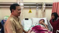 Momen Prabowo Jenguk Ibunda Elang Korban Tragedi Trisakti