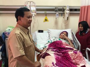 Momen Prabowo Jenguk Ibunda Elang Korban Tragedi Trisakti