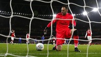 Kedatangan Bernd Leno akan membuat David Ospina jadi kiper ketiga di Arsenal. Sebagai kiper timnas, Ospina tentu tak akan puas dengan posisi tersebut. Foto: Julian Finney/Getty Images