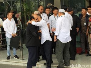 Saat Novel Salaman dan Cipika-cipiki dengan Penyidik-Pegawai KPK