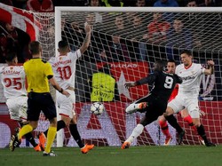MU bukan tanpa peluang di laga ini. Setan Merah juga punya kesempatan lewat tandangan voli Romelu Lukaku. (Foto: Jon Nazca/Reuters)