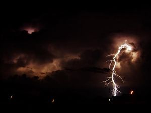 Tersambar Petir, Anak Kembar Tewas di Riau Tersambar Petir, Anak Kembar Tewas di Riau