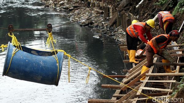 Pembangunan Tanggul Anak Kali Ciliwung Pembangunan Tanggul Anak Kali Ciliwung