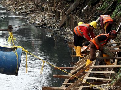 Pembangunan Tanggul Anak Kali Ciliwung
