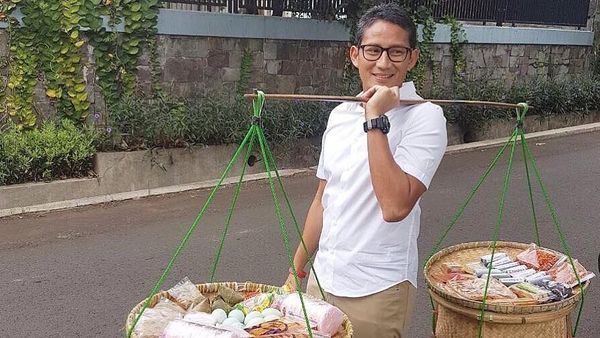 Lihat Aksi Sandiaga Uno Jadi Tukang Jajanan Pikul Sampai Kulineran di Solo