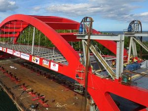 Bentang Pertama Jembatan Holtekamp Akhirnya Terpasang