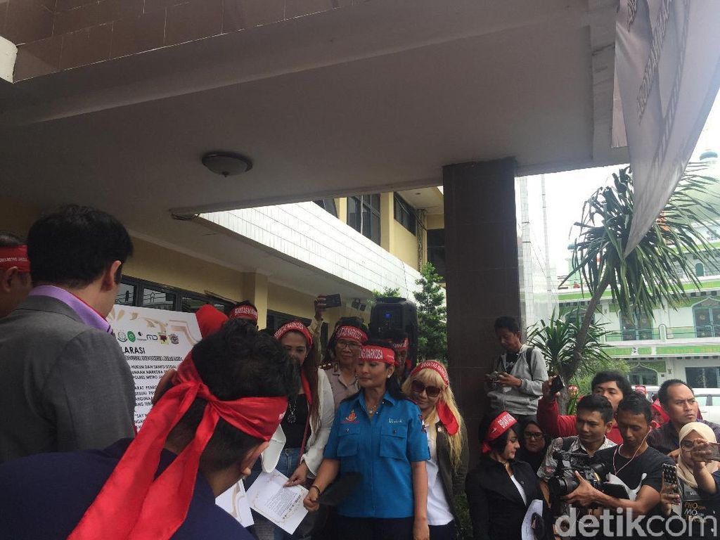 Jika Masih Pakai Narkoba, Artis-artis Ini Setuju Serahkan Diri ke Polisi Jika Masih Pakai Narkoba, Artis-artis Ini Setuju Serahkan Diri ke Polisi