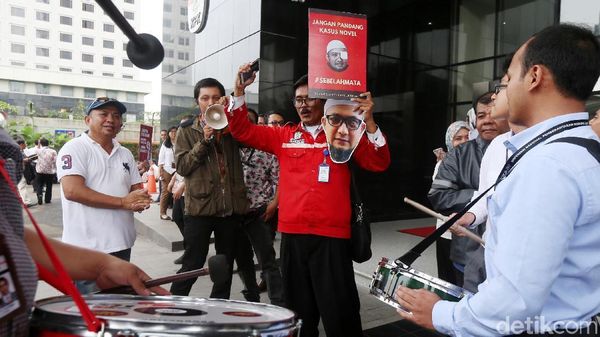 Semangat Pendukung dan Penggiat Anti Korupsi Sambut Novel