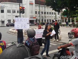 Tolak UU MD3, Mahasiswa UGM Beraksi Teatrikal di Titik Nol Yogya