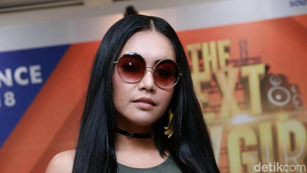 Si Seksi Denada Berkacamata