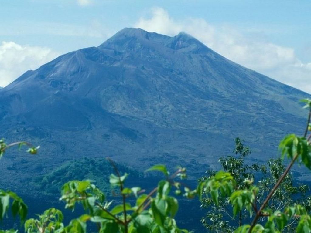 Gunung di Bali Akan Jadi Kawasan Suci, Tokoh Adat Sebut-sebut soal Bule Telanjang Gunung di Bali Akan Jadi Kawasan Suci, Tokoh Adat Sebut-sebut soal Bule Telanjang