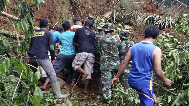 Warga dibantu anggota TNI melakukan evaluasi penyelamatan korban tanah longsor hutan produksi milik Perhutani di Desa Pasir Panjang Kecamatan Salem, Kamis (22/2).