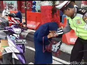 Viral, Video Emak Gigit Tangan Polisi di Kudus