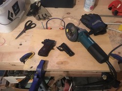 Desak Aturan Senjata, Warga Ramai-ramai Hancurkan Senapan