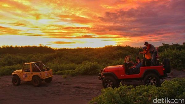 Foto: Serunya Naik Jip di Parangtritis