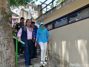 Gesitnya Nurul Arifin Naik Turun Tangga Blusukan di Dago Gesitnya Nurul Arifin Naik Turun Tangga Blusukan di Dago
